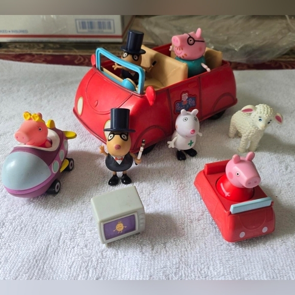 Peppa Pig Red and Pink Adventure Playset - Picture 1 of 2